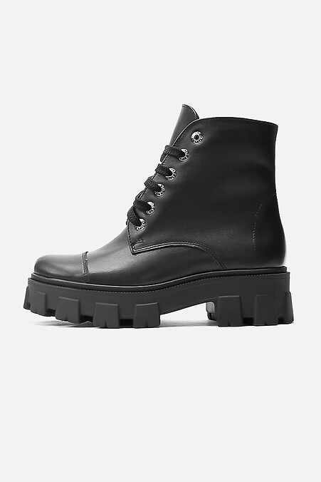Winter boots in glossy black leather. Boots. Color: black. #4205425