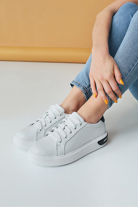 Białe skórzane sneakersy z czarną wstawką. trampki. Kolor: biały. #4205469