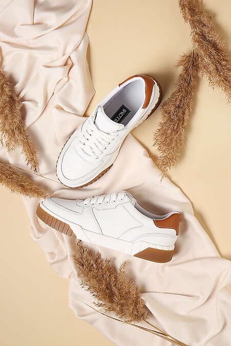 Białe skórzane sneakersy damskie z brązowymi wstawkami. - #4205495
