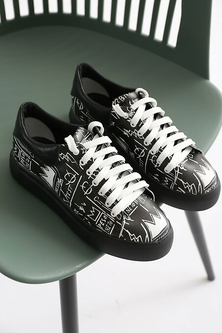 Sneakers aus echtem Leder, schwarz mit Aufdruck. Turnschuhe. Farbe: das schwarze. #4205586