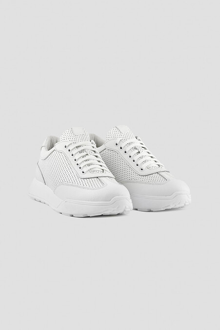 Klasyczne białe perforowane sneakersy damskie wykonane ze skóry naturalnej. Trampki. Kolor: biały. #4205848