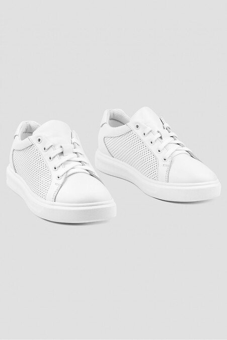 Stylische Sneaker aus weißem Leder mit Perforation. Turnschuhe. Farbe: weiß. #4205856