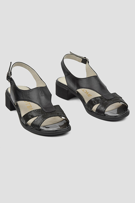 Sandals with a small heel - #4205920
