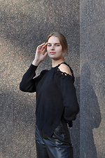Oversized knitted sweater with open shoulder and side slit Garne 3400012 photo №5