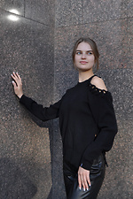 Oversized knitted sweater with open shoulder and side slit Garne 3400012 photo №6