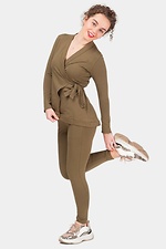 Bawełniany garnitur w kolorze khaki: zawijana tunika, zwężane spodnie z mankietami HOT 8035016 zdjęcie №1