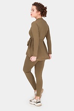 Bawełniany garnitur w kolorze khaki: zawijana tunika, zwężane spodnie z mankietami HOT 8035016 zdjęcie №3