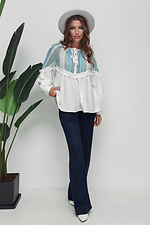 Biała bluzka damska w wiejskim stylu z bufiastymi rękawami na mankietach NENKA 3103018 zdjęcie №2