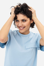 Жіноча футболка блакитного кольору з декоративною кишенею Garne 3042029 фото №7