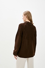 Теплый полушерстяной свитер оверсайз коричневого цвета  4038030 фото №2