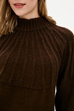 Теплый полушерстяной свитер оверсайз коричневого цвета  4038030 фото №3