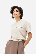 Жіноча футболка бежевого кольору з декоративною кишенею Garne 3042031 фото №1