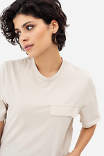 Жіноча футболка бежевого кольору з декоративною кишенею Garne 3042031 фото №5
