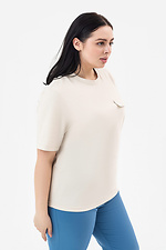 Жіноча футболка бежевого кольору з декоративною кишенею Garne 3042031 фото №9