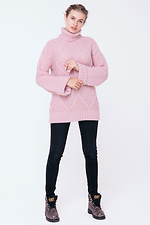 Розовый свитер с высоким воротником в узор "ромбы"  4037036 фото №3