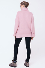 Розовый свитер с высоким воротником в узор "ромбы"  4037036 фото №5