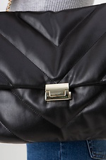 Чорна стеганная сумка через плече з ланцюжком  4516039 фото №11