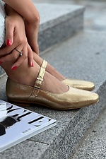 Шкіряні туфлі - балетки золотого кольору з пряжкою Garne 3200044 фото №8