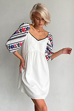 Белое короткое платье вышиванка с принтованными рукавами и глубоким вырезом NENKA 3103047 фото №1