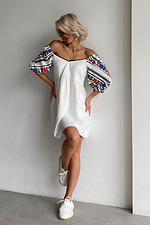 Белое короткое платье вышиванка с принтованными рукавами и глубоким вырезом NENKA 3103047 фото №3