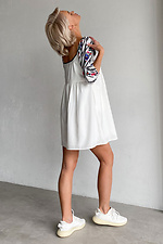 Weißes kurzes besticktes Kleid mit bedruckten Ärmeln und tiefem Ausschnitt NENKA 3103047 Foto №4