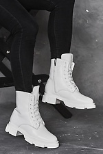 Белые зимние ботинки в армейском стиле на платформе  8019047 фото №2