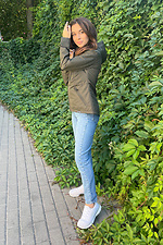 Schmale Damen-Windbreaker-Jacke mit Kapuze in Khaki AllReal 8042048 Foto №7