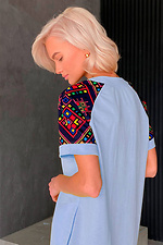 Трикотажное прямое платье до колена с вышитыми рукавами и асимметрией по подолу NENKA 3103054 фото №3
