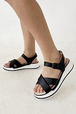 Schwarze Damensandalen aus Leder mit weißem Keilabsatz  4207057 Foto №2