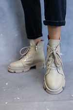 Бежевые зимние ботинки в армейском стиле на платформе 8019059 фото №4