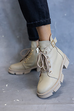 Бежевые зимние ботинки в армейском стиле на платформе 8019059 фото №5