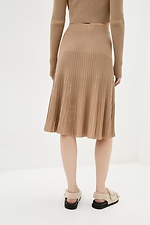 Вязаная плиссированная юбка миди в песочном цвете  4038068 фото №3
