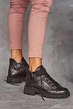 Короткие зимние ботинки из черной кожи на шнурках 8019074 фото №8