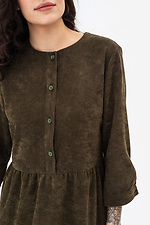 Вельветовое платье AUCHE темно-зеленого цвета с воланами Garne 3042077 фото №7
