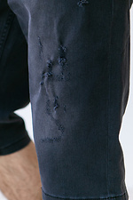 Dunkelgraue Denim-Shorts in Distressed-Optik unterhalb des Knies  4009077 Foto №4