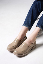 Stylish beige patent leather shoes  4206077 photo №2