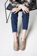 Stylish beige patent leather shoes 4206077 photo №2