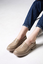 Stylish beige patent leather shoes 4206077 photo №3