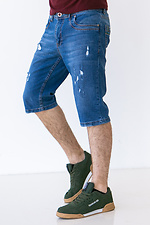 Голубые джинсовые шорты ниже колен с потертостями  4009079 фото №4