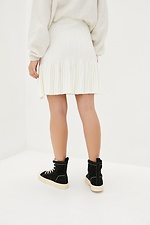 Короткая теплая юбка плиссе белого цвета расклешенная  4038090 фото №3