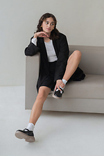 Schwarze Damen-Low-Top-Schuhe aus Leder mit beigen Sohlen.  4206092 Foto №5