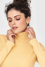 Basic-Golf-Rollkragenpullover aus gelbem Rippstrick DANNA Garne 3041094 Foto №5
