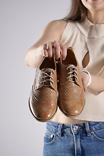 Braune Lacklederschuhe Brogue — Damen 4207095 Foto №6