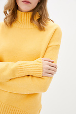 Желтый шерстяной свитер оверсайз с высоким горлом 4038098 фото №4