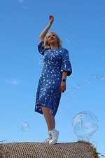 Платье с пышными рукавами синего цвета в цветочный принт. Garne 3041099 фото №12