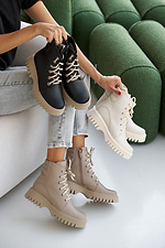 Женские зимние кожаные ботинки черно - бежевого цвета  2505103 фото №2