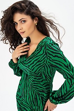 Jedwabna sukienka SELESTA w kolorze zielonym z nadrukiem w paski Garne 3041106 zdjęcie №4