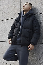 Короткая зимняя куртка пуховик черного цвета с капюшоном ТУР 8037114 фото №1