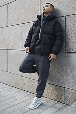 Короткая зимняя куртка пуховик черного цвета с капюшоном ТУР 8037114 фото №3
