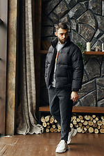 Короткая зимняя куртка пуховик черного цвета с капюшоном ТУР 8037114 фото №10